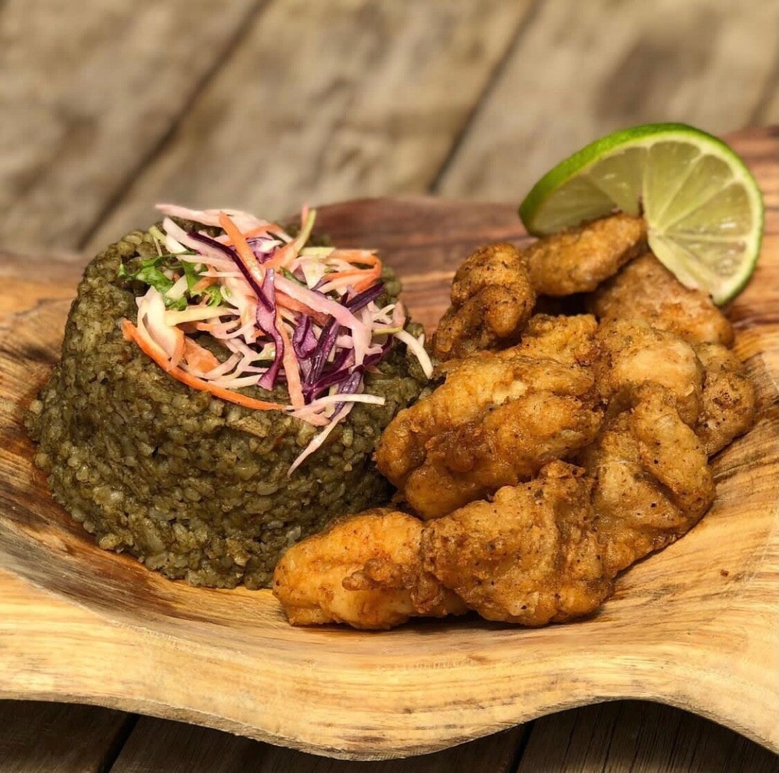 Poisson frit, riz créole et coleslaw