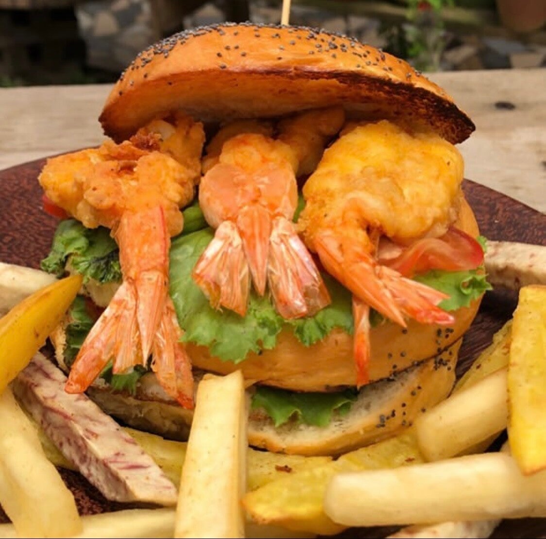 Burger crevettes tempura et frites