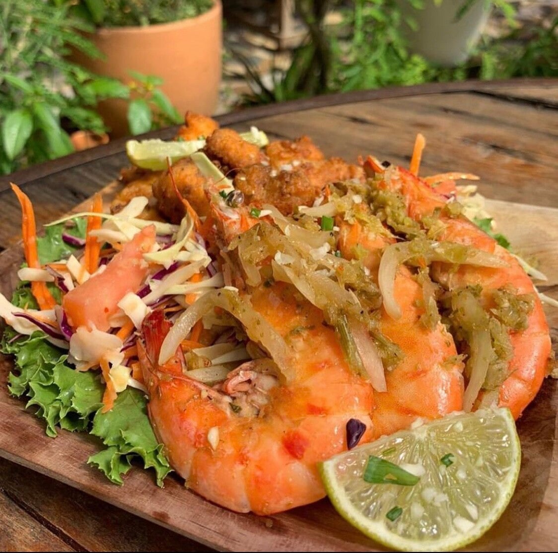 Gambas sautées à l'ail et aux oignons